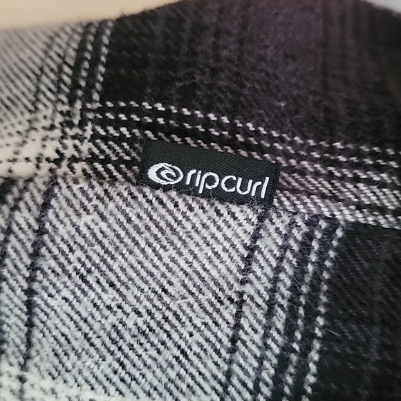 Rip Curl black and white button front flannel - Picture 8 of 8
